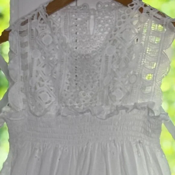 🆕Boutique White Eyelet Lace Sleeveless Top/Tank/Blouse Size Medium - Picture 4 of 8